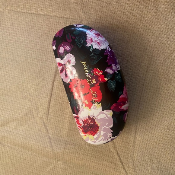 ❌❌SOLD❌❌Betsy Johnson Black Floral Hard Case Eye or Sunglasses - Picture 10 of 12